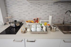 Kühlschrank, Herdplatte, Wasserkocher mit Kaffee-/Teezubehör