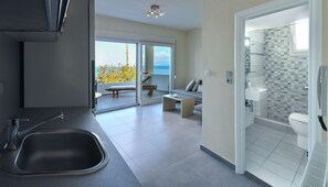 Haartrockner, Handtücher, Shampoo, Toilettenpapier