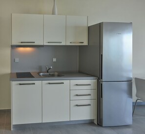 ثلاجة، ماكينة لصنع القهوة/الشاي، محمصة خبز، كرسي للأطفال