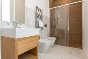 Comfort Room | Bathroom | Shower, free toiletries, hair dryer, slippers - Concept Terrace Hotel (Rome)