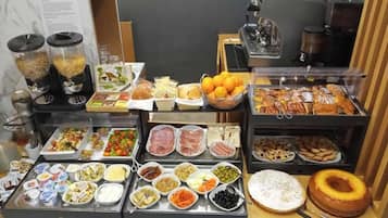 Tägliches kontinentales Frühstück (20 EUR pro Person)