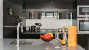 Private kitchen - Platinum Apartment in Kensington 9932 (London)