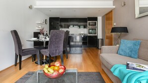 Living room - Platinum Apartment in Kensington 9932 (London)