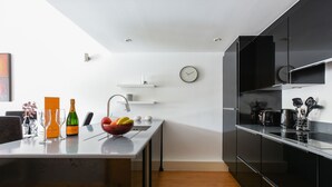 Private kitchen - Platinum Apartment in Kensington 9932 (London)