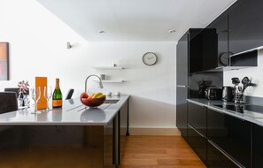 Private kitchen - Platinum Apartment in Kensington 9932 (London)