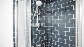 Douche, douche à « effet pluie », articles de toilette gratuits