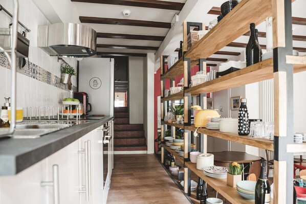 Fridge, microwave, stovetop, cookware/dishes/utensils - The Hostello (Verona)