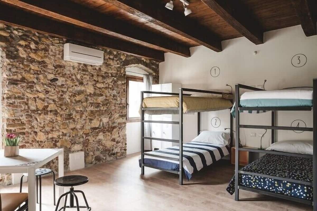 واي فاي مجانًا وملاءات أسرّة