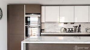 Shared kitchen - Platinum Apartment in Hammersmith 9933 (London)