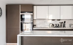 Shared kitchen - Platinum Apartment in Hammersmith 9933 (London)