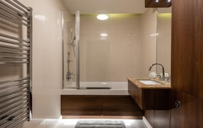 Căn hộ, 2 phòng ngủ | Phòng tắm | Vòi sen/bồn tắm kết hợp, bồn tắm ngâm, đồ dùng nhà tắm miễn phí 