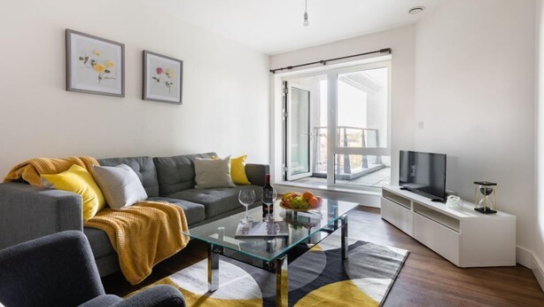 Apartment, 2 Bedrooms | Living room - Platinum 2bed Apartment in Ealing 9934 (London)