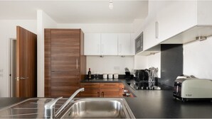 Coffee/tea maker, full-sized fridge, microwave, oven - Platinum 2bed Apartment in Ealing 9934 (London)