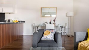 Flat-screen TV - Platinum 2bed Apartment in Ealing 9934 (London)