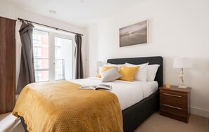 Iron/ironing board, free WiFi, bed sheets - Platinum 2bed Apartment in Ealing 9934 (London)