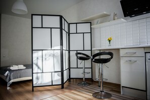 Premium bedding, blackout drapes, soundproofing, iron/ironing board - Apart Hotel Rishelye (Odesa)