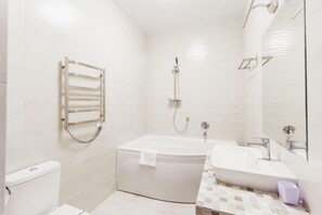 Suite | Badkamer | Gratis toiletartikelen, een haardroger, pantoffels, handdoeken