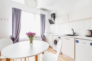 舒适四人房, 一层 | 私人厨房 | 冰箱、微波炉、炉灶、电热水壶