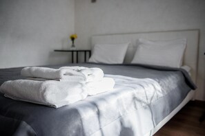 Premium bedding, blackout drapes, soundproofing, iron/ironing board - Apart Hotel Rishelye (Odesa)