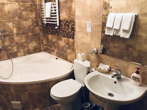 Departamento, vista a la ciudad | Baño | Regadera, amenidades de baño gratuitas, secadora de cabello, toallas 