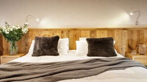 Room - Maison Reve Blanc direct access to t ski slopes and  town center. (Breuil Cervinia)