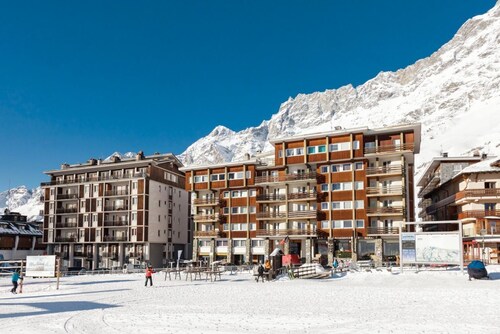 Maison Reve Blanc direct access to t ski slopes and  town center.