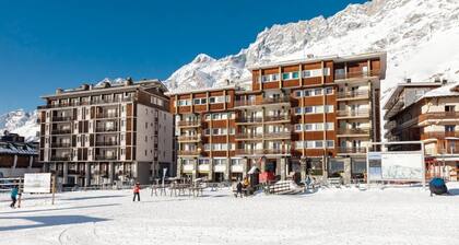 Maison Reve Blanc direct access to t ski slopes and town center.