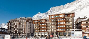 Maison Reve Blanc direct access to t ski slopes and town center.