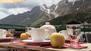 Outdoor dining - Maison Reve Blanc direct access to t ski slopes and  town center. (Breuil Cervinia)