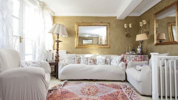 Apartment, 2 Bedrooms | Living room | Flat-screen TV