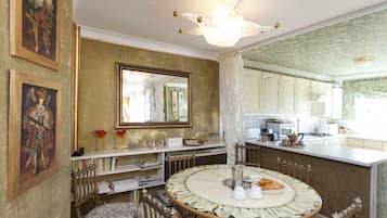 Apartment, 2 Bedrooms | In-room dining