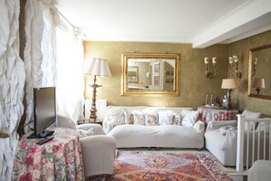 Apartment, 2 Bedrooms | Living room