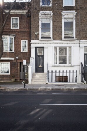 Front of property - Chelsea for History and Art Lovers (London)