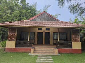 Deluxe Room, 1 King Bed, Smoking, Garden View