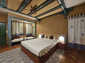 Deluxe Room, 1 King Bed, Smoking, Garden View