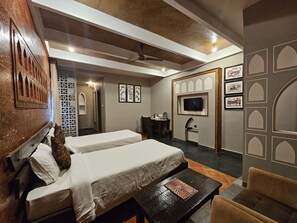 Deluxe-værelse - 1 kingsize-seng - ryger - udsigt til have | 1 soveværelse, skrivebord, gratis Wi-Fi, sengetøj