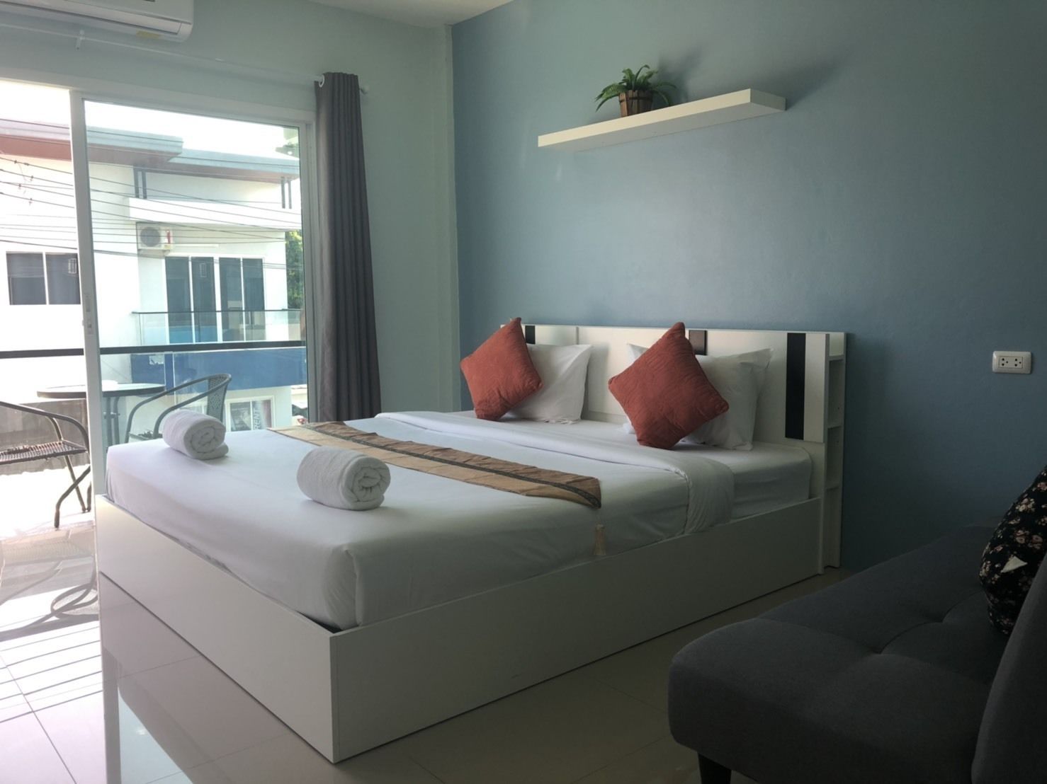 Cortinas blackout, wifi gratis y ropa de cama 