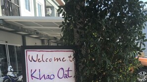 Un cartel da la bienvenida a los visitantes al Aeropuerto de Khau Oat, con un símbolo de WiFi.
