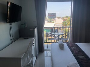 Classic Studio, 1 King Bed with Sofa bed | Blackout drapes, free WiFi, bed sheets