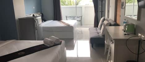 Family Quadruple Room | Blackout drapes, free WiFi, bed sheets