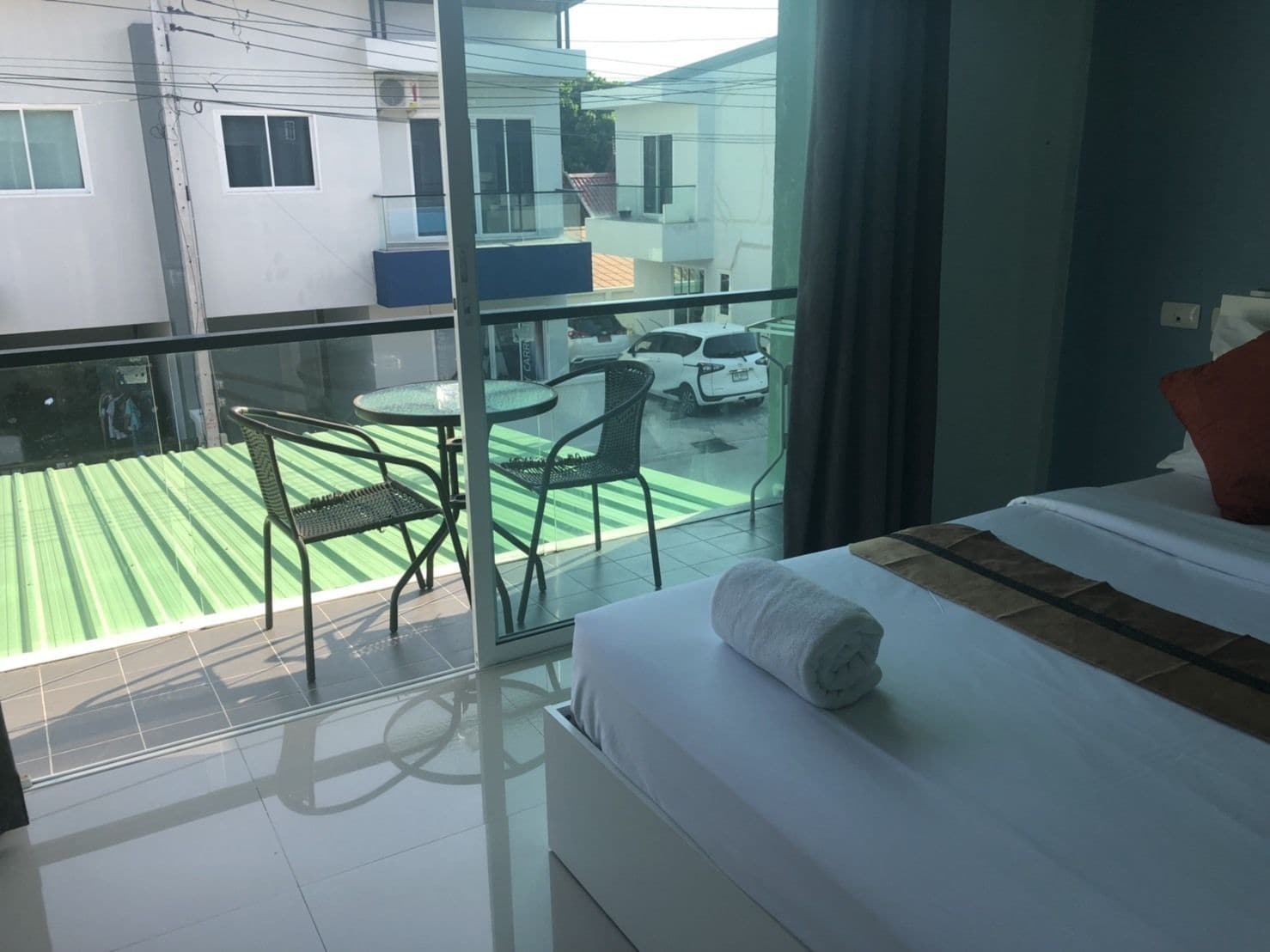 Cortinas blackout, wifi gratis y ropa de cama 