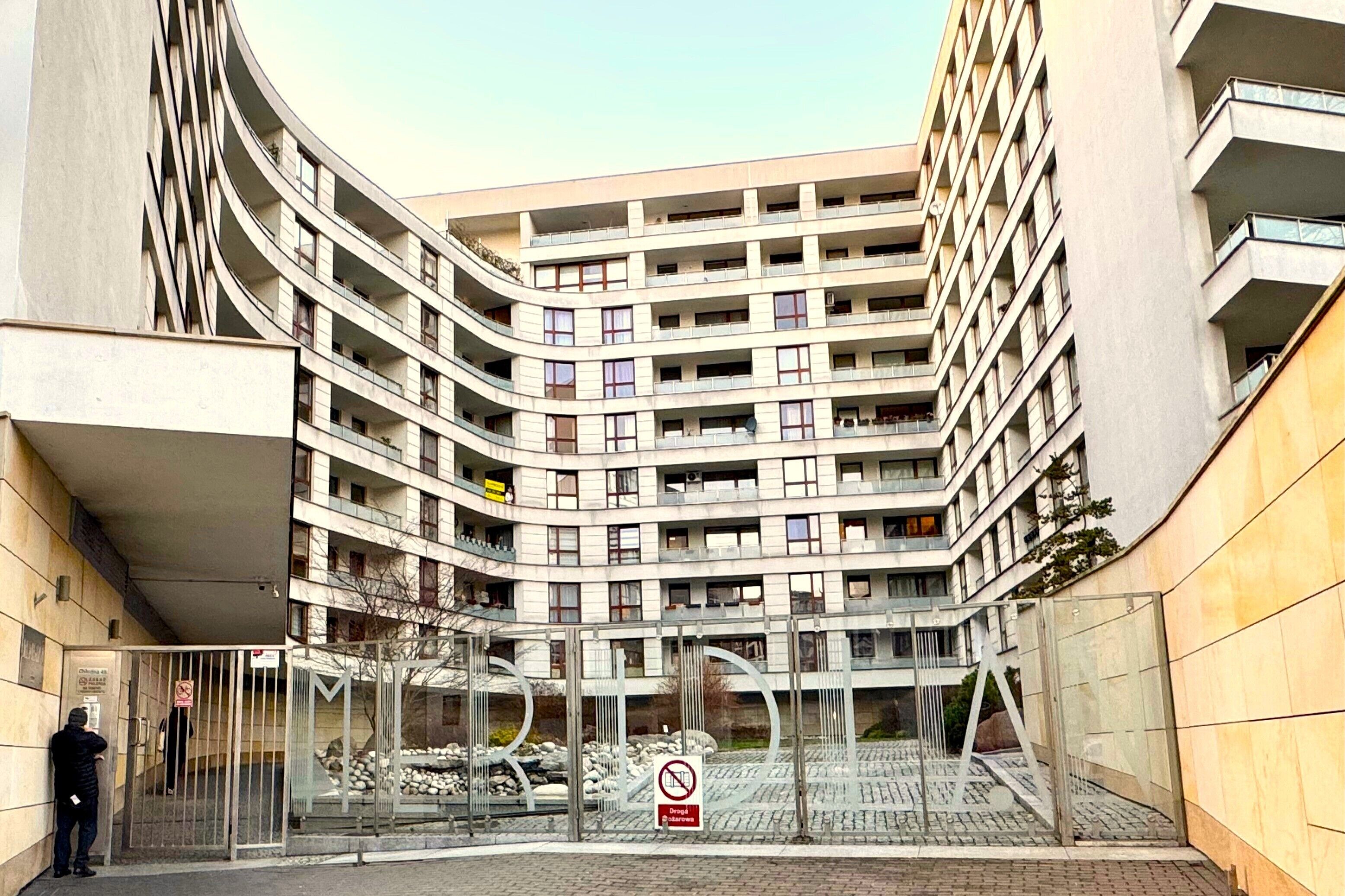 Pintu masuk properti