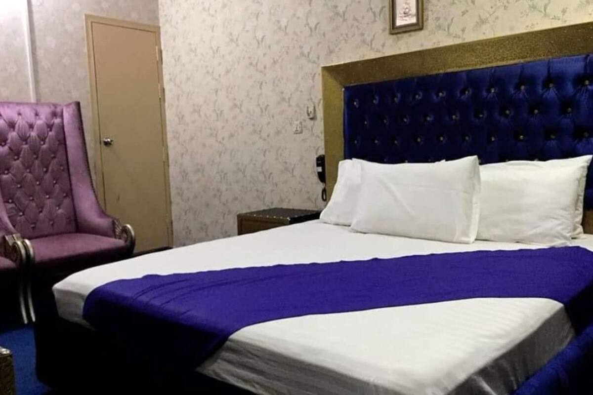 Deluxe Double Room, 1 Double Bed, Non Smoking, Canal View | Minibar, desk, soundproofing, WiFi (free)