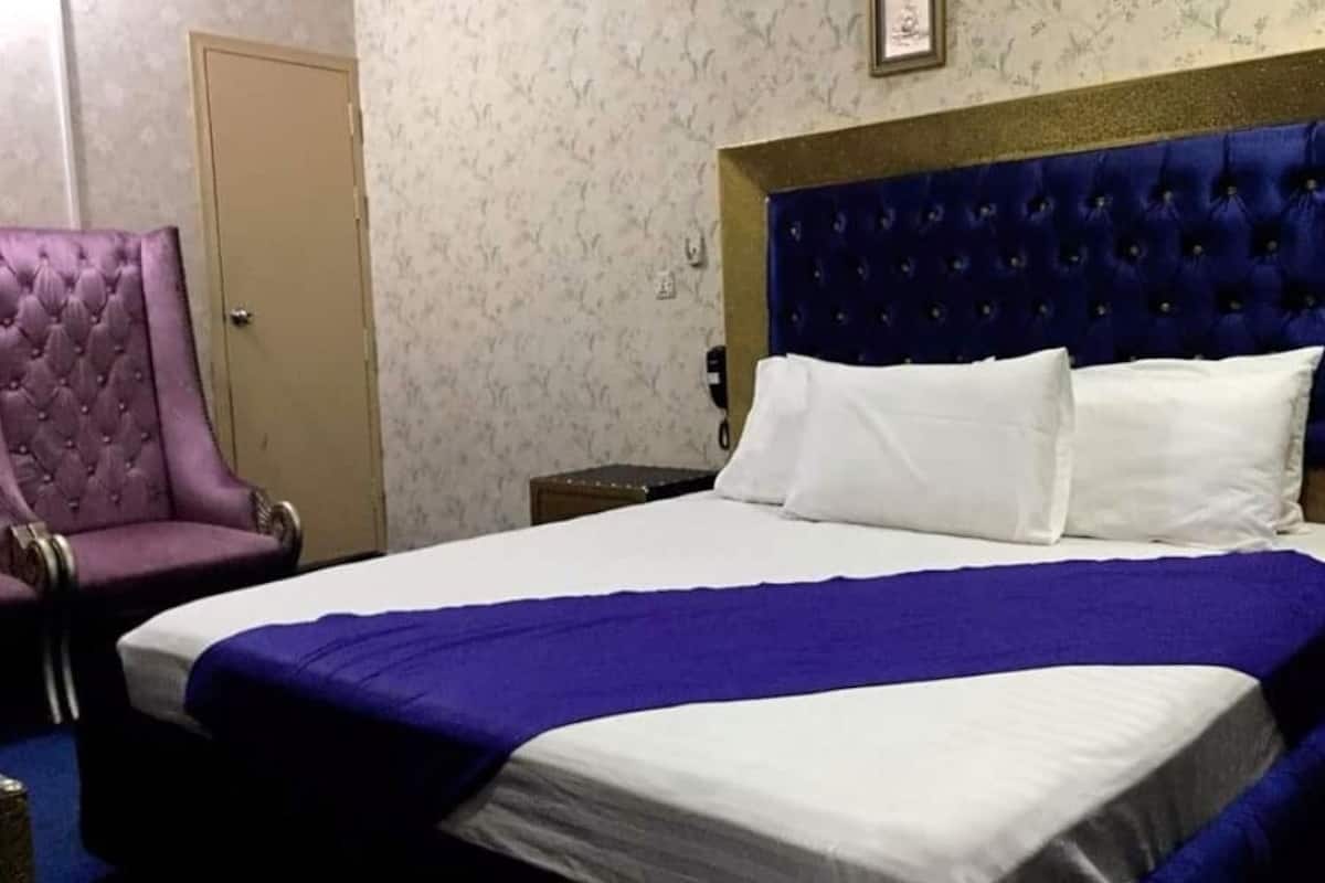 Deluxe tweepersoonskamer, 1 tweepersoonsbed, niet-roken, uitzicht op kanaal | Een minibar, een bureau, geluiddichte muren, gratis wifi