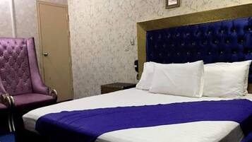 Deluxe Double Room, 1 Double Bed, Non Smoking, Canal View | Minibar, desk, soundproofing, free WiFi