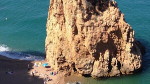 A rocky cliff with a beach in the foreground. - Holiday rental semidetached with swimming pool in Begur, Sa Riera (Begur)