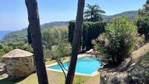 A stone pathway leading to a swimming pool surrounded by greenery and a stone structure. - Holiday rental semidetached with swimming pool in Begur, Sa Riera (Begur)