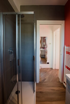 Appartamento Deluxe Flower Suite | Badezimmer | Dusche, Regendusche, umweltfreundliche Kosmetikartikel, Haartrockner