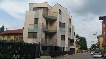 Un edificio moderno a più piani dal design originale, con balconi e ampie finestre.