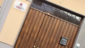 Una puerta de madera con un panel de vidrio y un buzón.